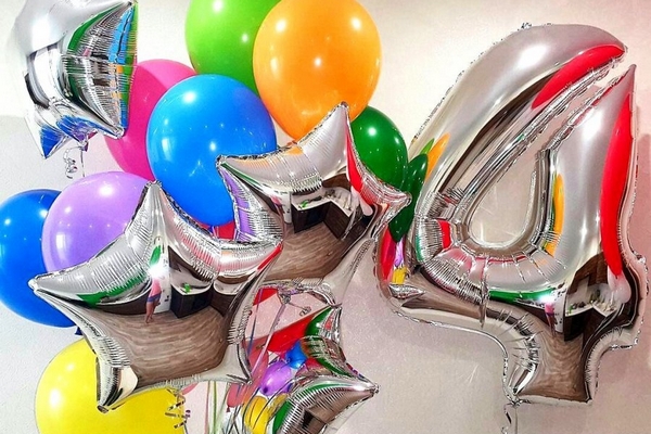 Цифры из надувных шариков – отличный декор к празднику