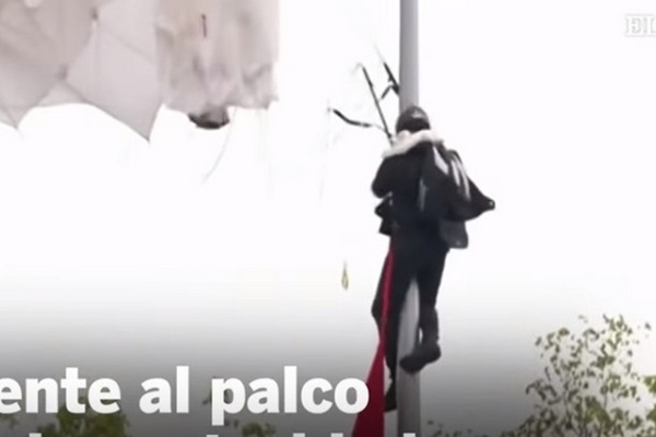 В Испании в ходе парада парашютист повис на столбе