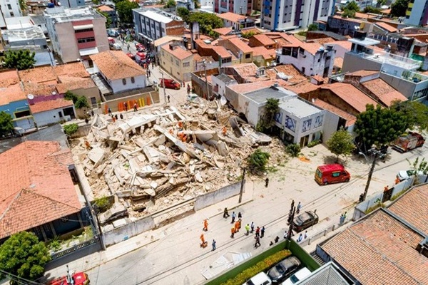 В Бразилии рухнул семиэтажный жилой дом