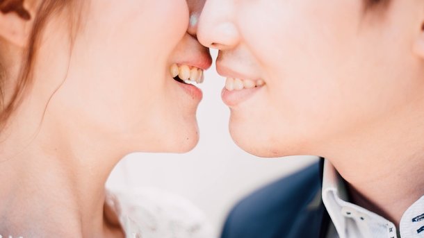 Какие болезни передаются через поцелуи: ученые предупреждают об опасности