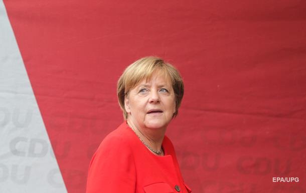 В Меркель бросили помидоры во время выступления