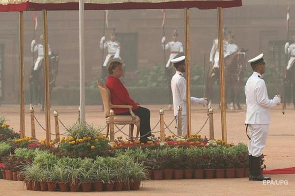 Меркель в Индии слушала гимн сидя