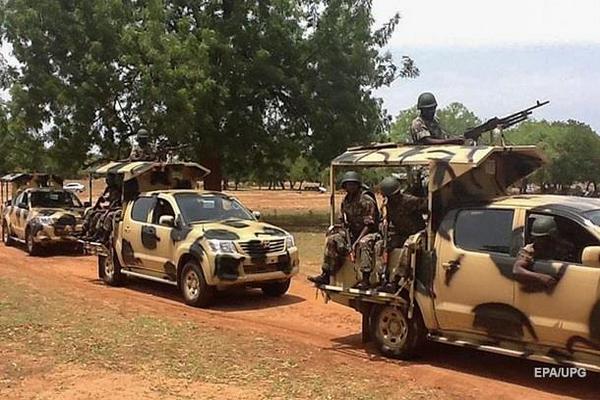 В Нигерии 10 военных погибли при нападении боевиков 