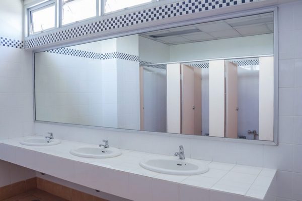 Как выбрать и выгодно купить большое зеркало в ванную?