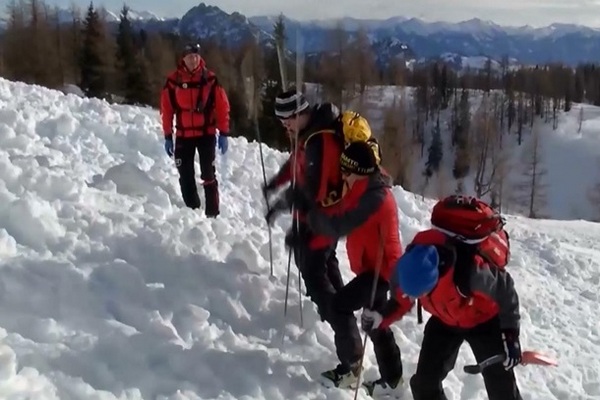 В Альпах лавина накрыла туристов: двое погибших