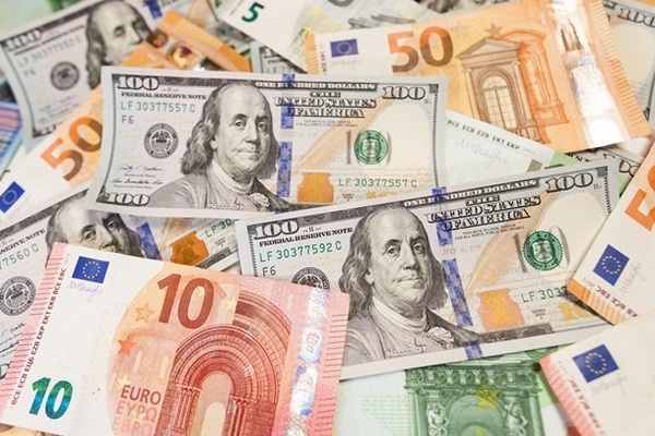Курс валют: доллар дешевеет, евро дорожает