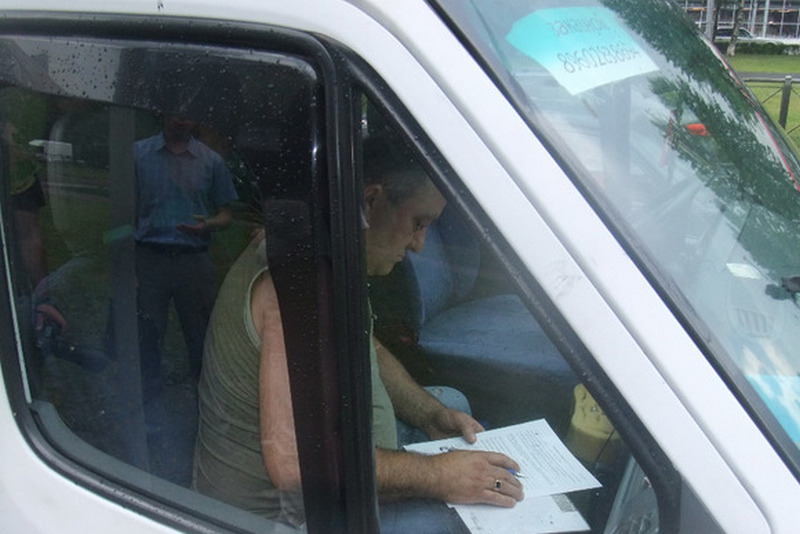 В Омской области наказали водителя, бесплатно подвозившего односельчан