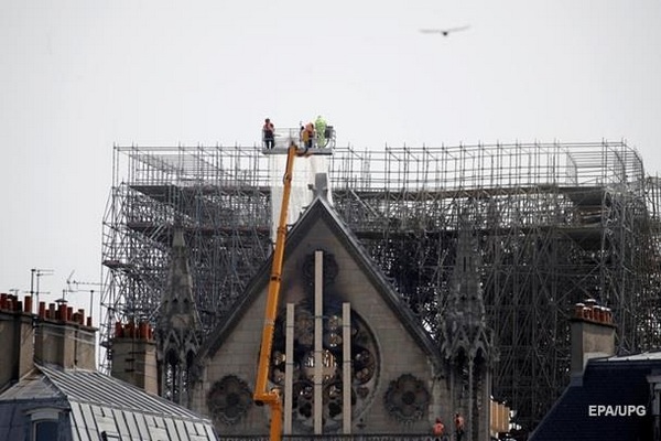 В Париже не исключают дальнейшего обрушения конструкций Нотр-Дама