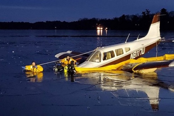 Легкомоторный самолет рухнул в озеро в США