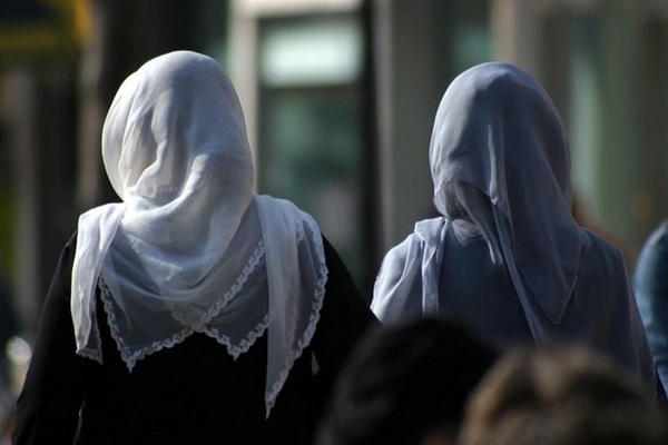 Школьницам до 14 лет запретят носить хиджаб в Австрии