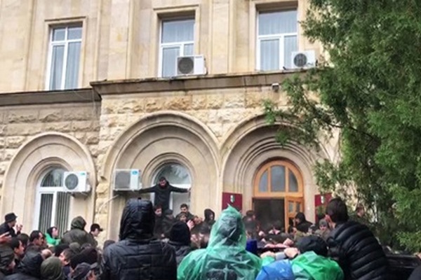 Победа протеста. Что происходит в Абхазии