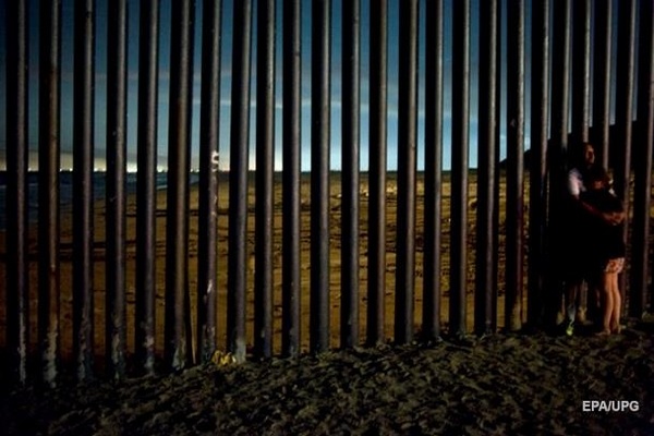 Суд разрешил продолжить строить стену на границе США и Мексики