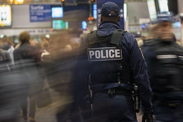 Во Франции мужчина с ножом напал на жандарма