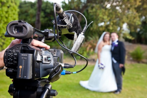 Як правильно вибирати відеооператора на весілля?
