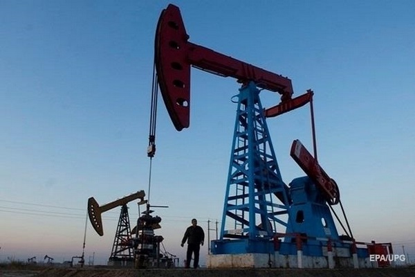 Мировые цены на нефть рухнули почти на треть