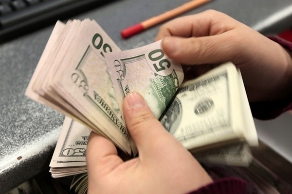 Доллар и евро дешевеют в обменниках
