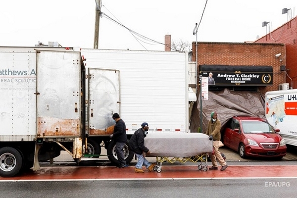 Власти Нью-Йорка расследуют инцидент с телами в грузовиках