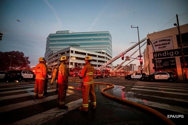 В Лос-Анджелесе произошел сильный пожар: пострадали 11 спасателей