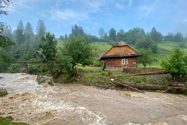 Из-за сильного ливня на Закарпатье опять поднялась вода