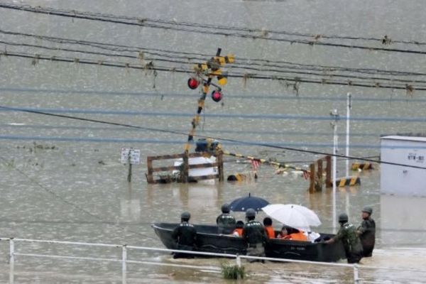 В Японии из-за наводнений и оползней эвакуируют свыше 200 тысяч человек