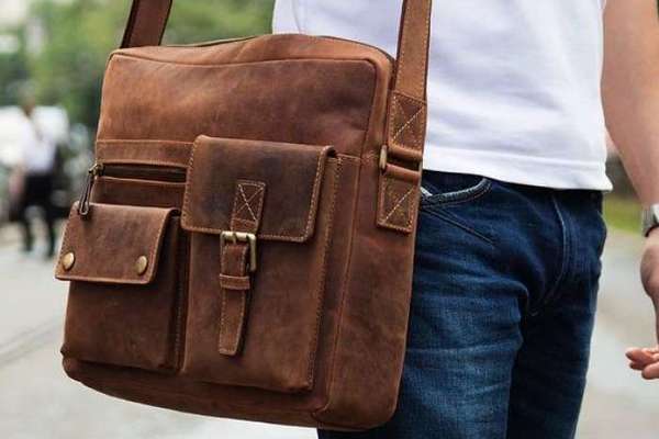 Мужские сумки через плечо: разновидности и популярные модели