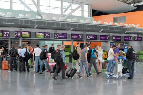 Пассажиропоток в украинских аэропортах упал более, чем на миллион человек