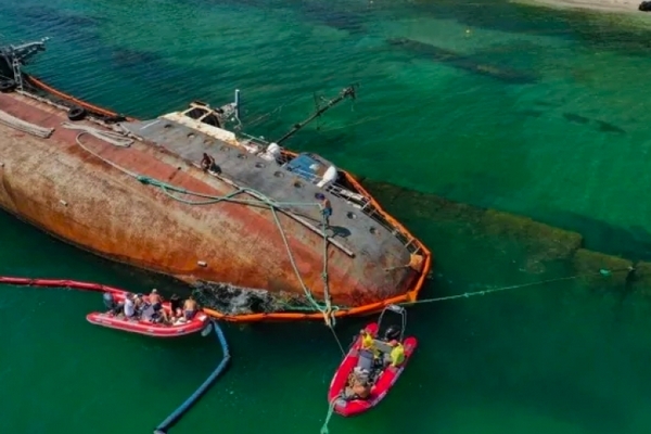 Затонувший танкер Delfi начнут убирать с побережья в конце августа