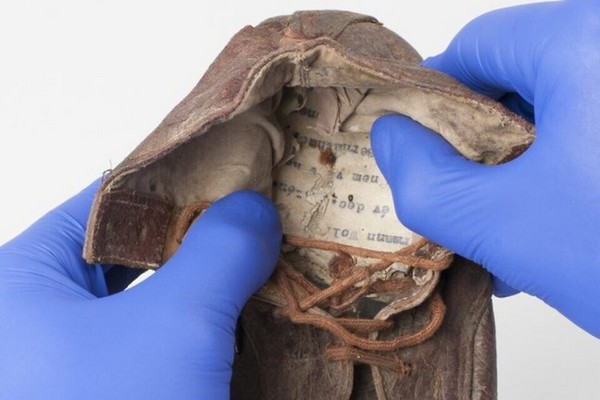 В детском ботинке из Освенцима историки нашли документы