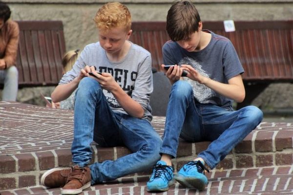 Как понять, что ребенок зависим от смартфона