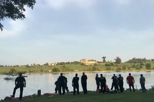 В США вертолет с четырьмя людьми на борту рухнул в реку