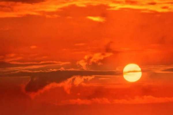 Ученые показали разницу между закатом солнца на Земле и на Марсе