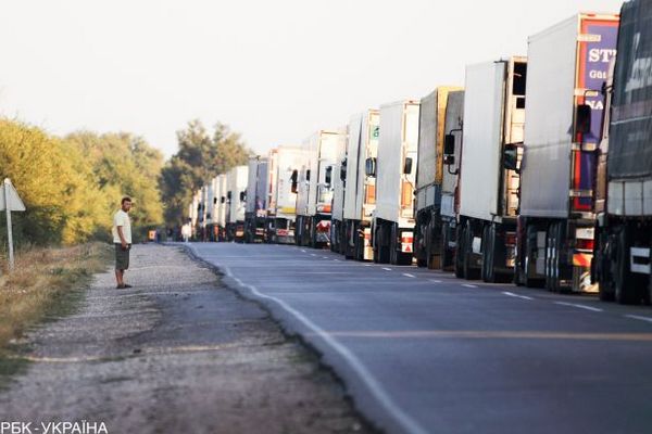 Из-за жары с завтрашнего дня в Киев запретили заезжать грузовикам