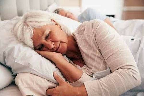 Стало известно, сколько часов должны спать пожилые люди