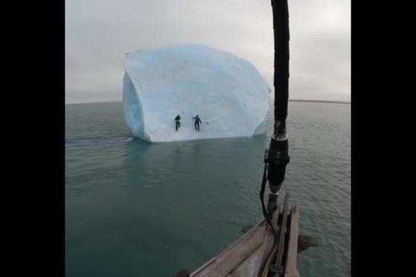 В Арктике перевернулся айсберг: люди остались под ледяной водой (Видео)
