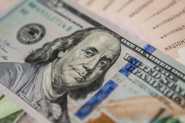 НБУ установил официальный курс на уровне 28,2 гривны за доллар