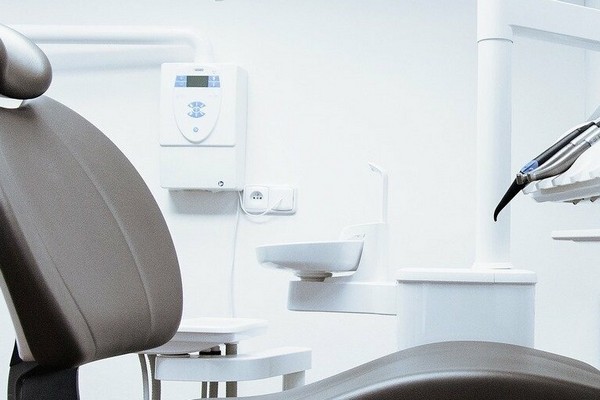 В Киеве стоматолога осудят из-за смерти 48-летней пациентки