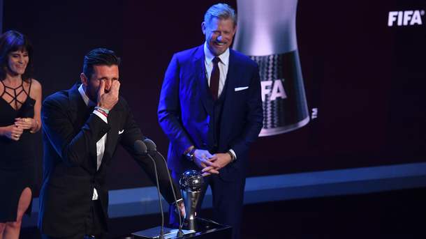 Буффон расплакался после получения награды лучшего голкипера года