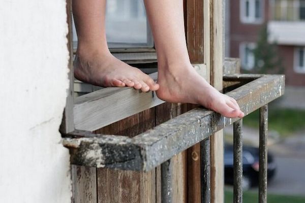 В Киеве на Троещине девушка выпала с балкона
