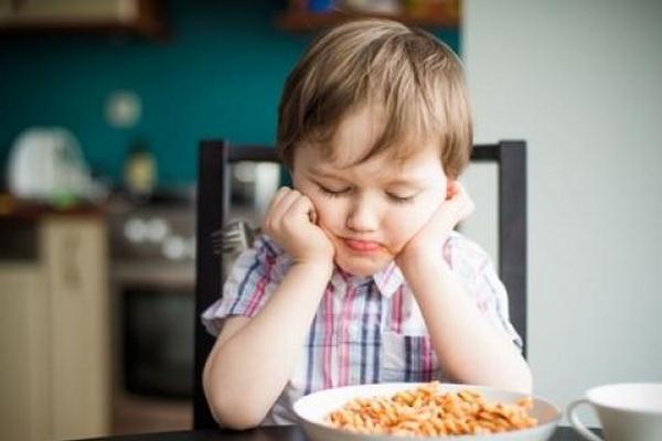 Ученые выяснили, почему вредно заставлять детей доедать всю еду