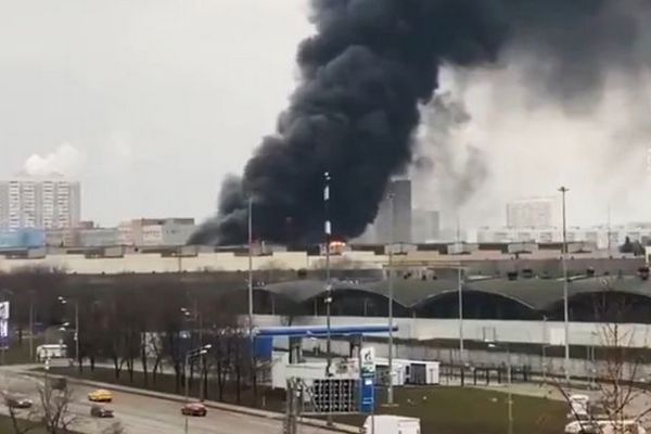 В Москве горит склад с газовыми баллонами, слышны взрывы