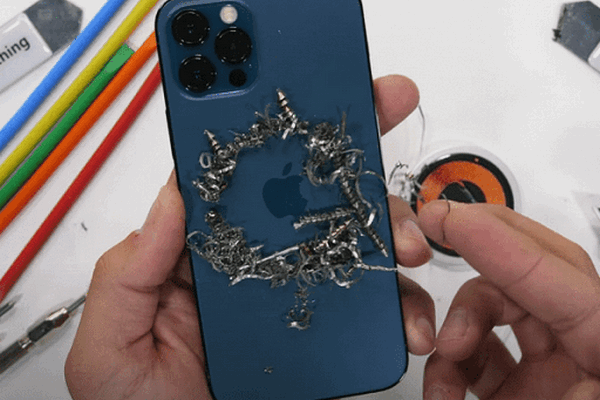 iPhone 12 Pro показал невероятную прочность на изгиб