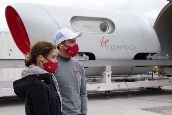 В Hyperloop отправили в поездку реальных пассажиров