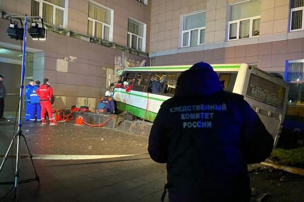 В России рейсовый автобус въехал в стену университета: есть погибшие и раненые.