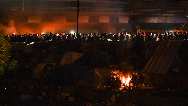 Тысячи людей выселили из парижского лагеря для мигрантов