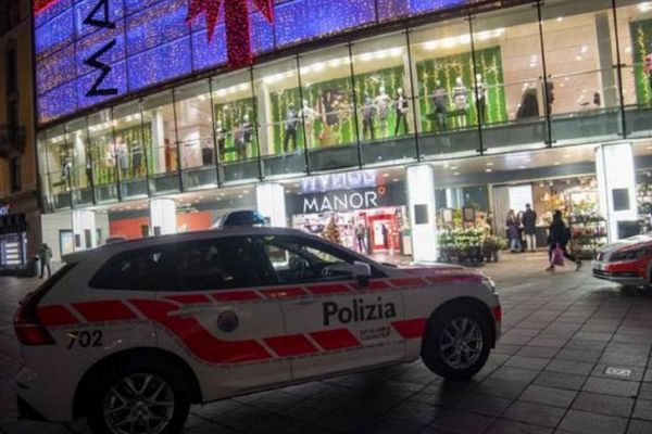 В Швейцарии напали с ножом на двух женщин в торговом центре