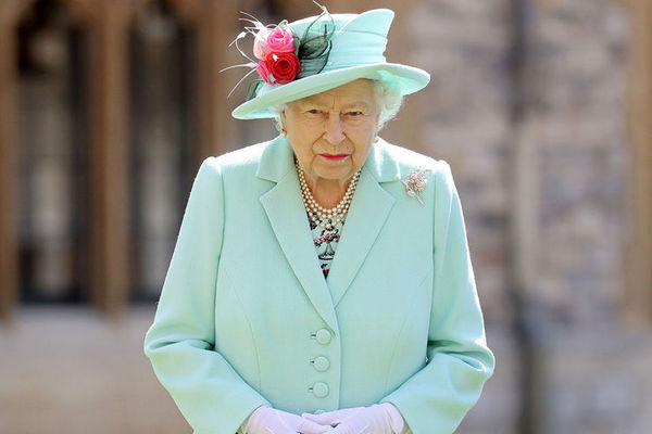 Королева Великобритании начала производство джина