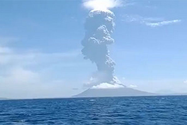 В Индонезии началось извержение вулкана (ВИДЕО)