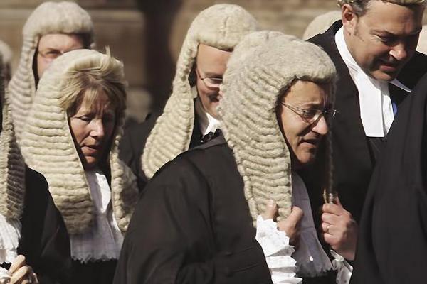 Британские судьи не хотят отказываться от париков