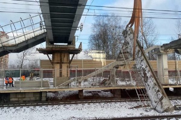 В России пешеходный мост рухнул на железную дорогу, заблокировав движение