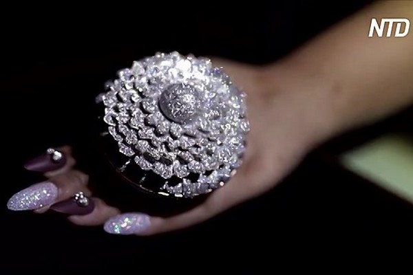 Ювелир из Индии побил рекорд Гиннесса: создал кольцо из 12 500 бриллиантов